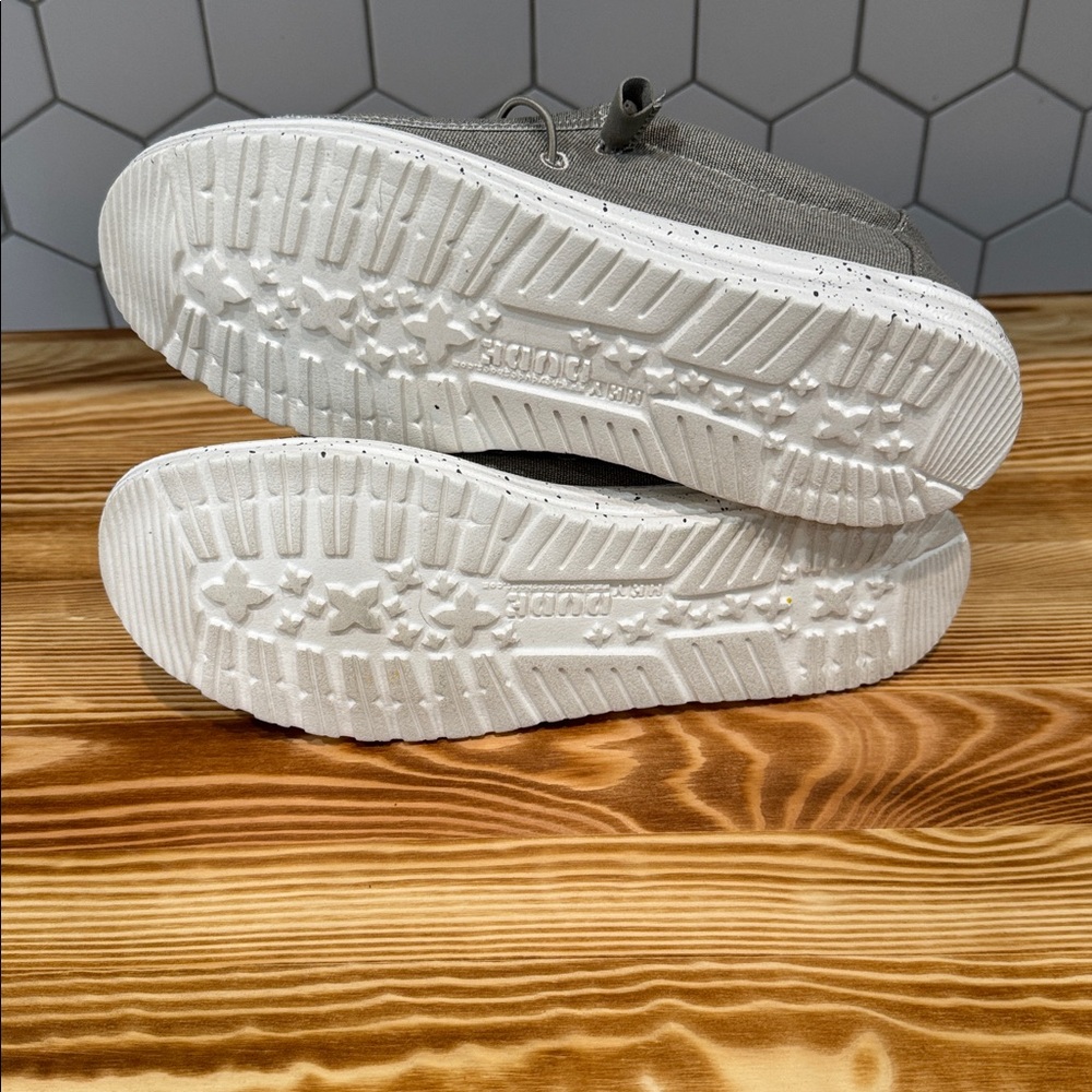 NIB HeyDude Men's Wally Stretch Canvas Shoes - Picture 2 of 4